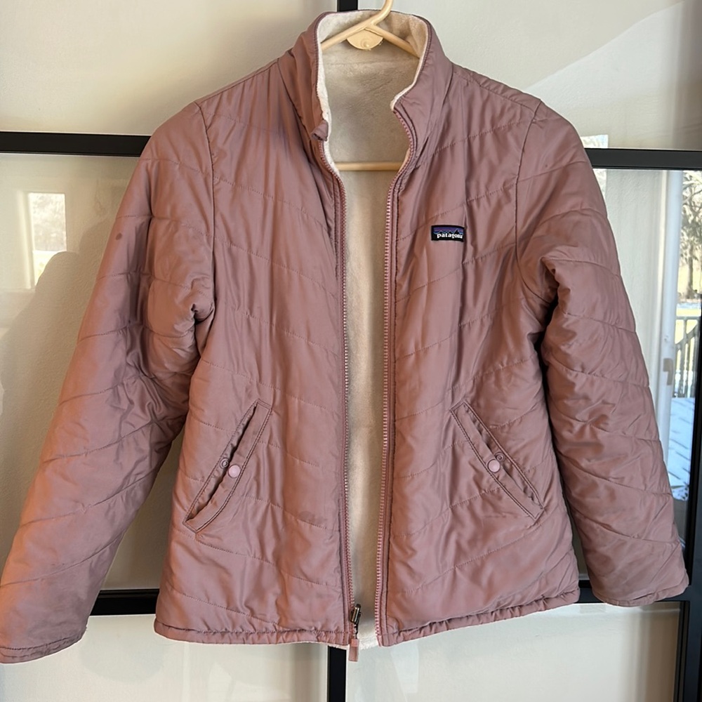 Patagonia girls reversible jacket in blush and cream. Size 12-14
